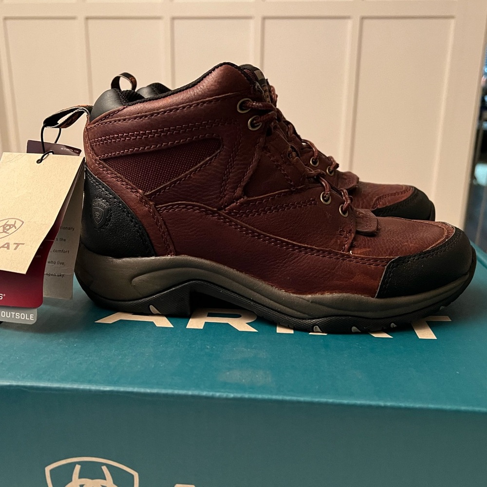 NWT- Ariat Terrain Waterproof Boots - Size: 7.5 - Picture 4 of 7